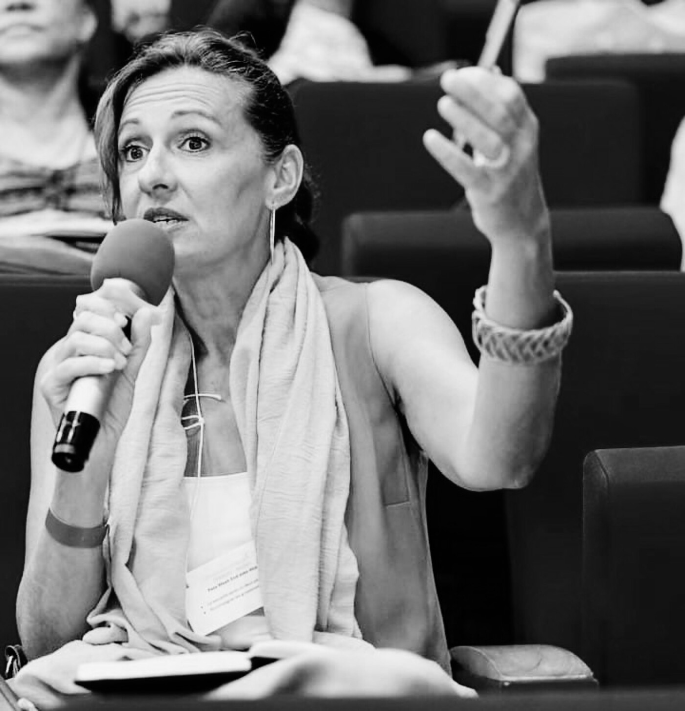 Rachel Ferrere au micro lors d'un colloque